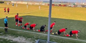 “Старата школа” победи Белащица с 2:0 в локалното дерби на “А” ОФГ “Старата школа” записа хубава победа с 2:0 над солидния тим на Белащица в местното дерби от “А” ОФГ. Двубоят беше изключително равностоен и качествен, а двете попадения паднаха в самия му край. В 89-ата минута Денис Гиведжов проби отляво, навлезе в наказателното поле и намери Никола Гигов, който отблизо реализира за 1:0. В добавеното от съдията време „баските“ вкараха повторно, този път отдясно. Гигов проби и подаде към Атанас Чернев, който оформи крайното 2:0. В състава на гостите се открояваха имената на играли доскоро в елита Георги Трифонов, Добрин Орловски и други състезатели с професионален и полупрофесионален опит.