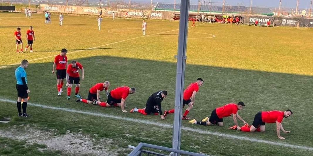 “Старата школа” победи Белащица с 2:0 в локалното дерби на “А” ОФГ “Старата школа” записа хубава победа с 2:0 над солидния тим на Белащица в местното дерби от “А” ОФГ. Двубоят беше изключително равностоен и качествен, а двете попадения паднаха в самия му край. В 89-ата минута Денис Гиведжов проби отляво, навлезе в наказателното поле и намери Никола Гигов, който отблизо реализира за 1:0. В добавеното от съдията време „баските“ вкараха повторно, този път отдясно. Гигов проби и подаде към Атанас Чернев, който оформи крайното 2:0. В състава на гостите се открояваха имената на играли доскоро в елита Георги Трифонов, Добрин Орловски и други състезатели с професионален и полупрофесионален опит.