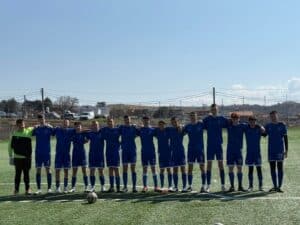 Децата на Левски (Карлово) с убедителна победа в началото на пролетта Юношите на Левски (Карлово), родени през 2011 г., стартираха пролетния полусезон с категоричен успех. В домакински мач от 13‑ия кръг на Междуобластната група – Пловдив те разгромиха Лион (Пловдив) с 4:0. Карловци отбелязаха по два гола във всяко от полувремената. В първата част точни бяха Крис Пенчев и Мартин Македонски, а през втората се разписаха Ивайло Илиев и Милен Кюмюрджиев. Това бе осма победа в 10 мача за "сините", които заемат трето място с 25 точки — с шест по-малко от лидера Марица (Пловдив), който обаче има два двубоя повече. В следващия кръг младите футболисти на Левски (Карлово) ще гостуват на Шипка старс (Асеновград).