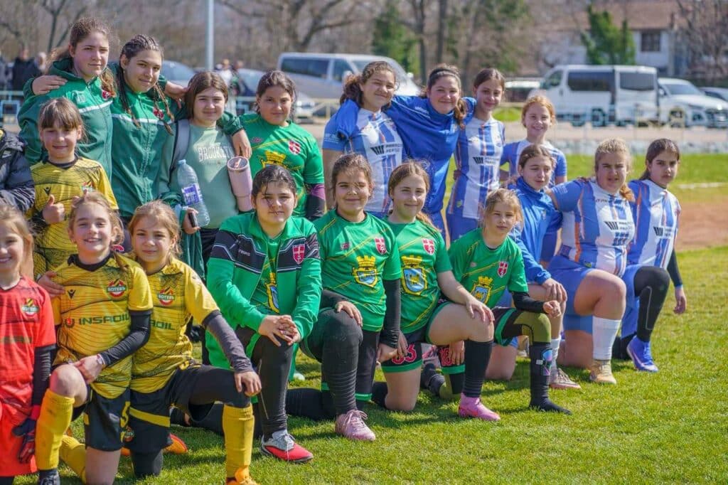 След старта на първенствата на БФС за всички възрастови групи в школата (с изключение на най-малките, които все още са в подготвителен период), ето как се представиха отборите ни през изминалата седмица: Деца родени 2015 г. Отборът срещу Ботев 2002 не успя да повтори представянето от предходната седмица и влезе в мача разконцентриран, което доведе до поражение с 0:7. Деца родени 2013 г. Момчетата изиграха качествен двубой срещу Велд Пловдив и се поздравиха с успех с 6:3. Деца родени 2017 г. След като миналия сезон завършиха без загуба в „Г“ група, през този дебютират в най-силната „А“ група. Победиха Шипка Старс с 4:1 — хеттрик реализира Ради Пеев, а Павел Павлов добави още едно попадение. Деца родени 2016 г. Тази възрастова група изигра два мача: победа над Карлово с 5:3 и загуба от Кронос с 1:7. Деца родени 2018 г. И те имаха по два срещи — успех срещу Ботев 2002 с 1:0 и поражение от Беломорец (Асеновград) с 3:6. Деца родени 2019 г. Най-малките продължават силното си представяне с две победи — над Карлово с 4:3 и над Перущица с 10:1. Женски отбор Момичетата участваха в приятелски мини-турнир и записаха две загуби и едно равенство. Поздравления за всички деца! Продължаваме и през следващата седмица с нови сили.