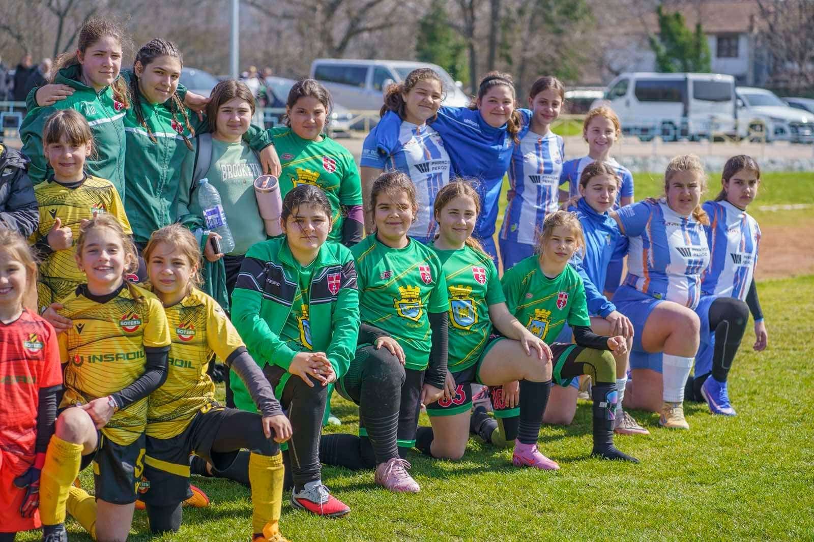 След старта на първенствата на БФС за всички възрастови групи в школата (с изключение на най-малките, които все още са в подготвителен период), ето как се представиха отборите ни през изминалата седмица: Деца родени 2015 г. Отборът срещу Ботев 2002 не успя да повтори представянето от предходната седмица и влезе в мача разконцентриран, което доведе до поражение с 0:7. Деца родени 2013 г. Момчетата изиграха качествен двубой срещу Велд Пловдив и се поздравиха с успех с 6:3. Деца родени 2017 г. След като миналия сезон завършиха без загуба в „Г“ група, през този дебютират в най-силната „А“ група. Победиха Шипка Старс с 4:1 — хеттрик реализира Ради Пеев, а Павел Павлов добави още едно попадение. Деца родени 2016 г. Тази възрастова група изигра два мача: победа над Карлово с 5:3 и загуба от Кронос с 1:7. Деца родени 2018 г. И те имаха по два срещи — успех срещу Ботев 2002 с 1:0 и поражение от Беломорец (Асеновград) с 3:6. Деца родени 2019 г. Най-малките продължават силното си представяне с две победи — над Карлово с 4:3 и над Перущица с 10:1. Женски отбор Момичетата участваха в приятелски мини-турнир и записаха две загуби и едно равенство. Поздравления за всички деца! Продължаваме и през следващата седмица с нови сили.