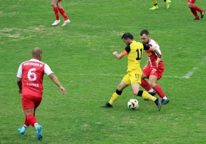 Черноломец Попово гостува на Олимпик Варна Черноломец Попово ще играе срещу Олимпик Варна в отложен мач от 18-ия кръг на Североизточната Трета лига. Двубоят е насрочен за 18 март от 14:00 часа във Варна. Срещата бе отложена в края на февруари заради тежки метеорологични условия. Отборът, воден от старши треньора Невен Венков, изигра едва първия си официален мач през 2026 година миналия уикенд и загуби с 0:3 при гостуването си на Бенковски Исперих. Наставникът не остана доволен от представянето, особено през второто полувреме, но вярва, че при визитата на Олимпик Варна тимът ще изглежда по-съвсем различен начин.