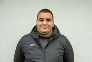 Аксаково победи Светкавица 2014 с 3:2 и готви битка с Ботев (Нови пазар) Помощник-треньорът на Аксаково Десислав Дяков сподели мнението си за неделния мач на "сините" срещу Светкавица 2014 (Търговище), спечелен с 3:2 като гост, както и очакванията от предстоящия сблъсък с друг от тимовете в дъното - Ботев (Нови пазар). "Много сме доволни от мача със Светкавица. Получиха се много от нещата, които търсим, въпреки че имаше и на моменти някои колебания. Но, като цяло, противникът не създаде опасности пред нашата врата преди първия си гол в срещата.", заяви Дяков. Аксаково приема Ботев (Нови пазар) тази събота, 21-ви март, от 15:00 часа. "Вече се готвим за двубоя в събота. Очакваме много голяма битка. Със сигурност ще е труден двубой, но е задължително да спечелим. На всяка цена излизаме за трите точки. Взехме три от пет мача през пролетта досега. Хубаво ще е да запишем още една победа, защото след това ни чакат още по-тежки срещи.", добави още Десислав Дяков. За домакините ще липсва Калоян Цветков, който в Търговище получи петия си жълт картон този сезон и е наказан. След изтърпяна санкция се завръща опитният бранител Евгени Стоянов.