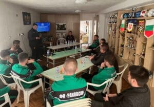 Представители на БФС посетиха ФК Раковски ФК Раковски посрещна делегация на Българския футболен съюз, водена от Лъчезар Димов – директор „Развитие на детско-юношеския футбол“, заедно с Петър Карачоров – национален селекционер за подрастващи до 15-16 години, и Огнян Златков - председател на Зоналния съвет на БФС - Пловдив. Посещението започна с тренировка на най-големите деца в школата, по време на която гостите обърнаха специално внимание на поведението на футболистите както по време на мач, така и след неговия край. За състезателите това беше ценен урок по дисциплина и професионално отношение, съответстващо на по-високо ниво. След тренировката делегацията проведе среща с треньорския екип на клуба, на която бяха обсъдени ключови въпроси, свързани с развитието на децата във всички възрастови групи, методиките в тренировъчния процес и стратегии за откриване и развитие на таланти. В заключение бе организирана родителска среща, на която бе изяснена важната роля на родителите в изграждането на младия футболист – как могат да подкрепят децата си, от какво имат нужда и какво не е полезно в този процес. Беше представена и информация за начина, по който протича селекционният процес за националния отбор в зона Пловдив. От името на целия екип на ФК Раковски клубът изказва благодарности на представителите на БФС за отделеното време, вниманието и ценните насоки към детско-юношеската школа. Подобни срещи са от голямо значение за развитието на младите футболисти и за повишаването на нивото на работа в клубовете.