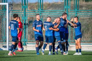 Доростол посреща Бенковски в отложен мач от 18-ия кръг Доростол Силистра ще приеме Бенковски (Исперих) в отложен двубой от 18-ия кръг на Североизточната Трета лига. Срещата между двата тима трябваше да се проведе на 21-ви февруари, но обилният снеговалеж тогава не позволи нормалното ѝ провеждане и мачът бе пренасочен за сряда, 18-ти март. Двубоят е насрочен за 15:00 часа на стадион "Луи Айер" в Силистра. Това ще бъде четвърти опит за Доростол да вземе точка или поне да отбележи гол през пролетта, след като до момента тимът загуби и трите си срещи след рестарта на шампионата. Въпреки че по-рано през сезона силистренци отстъпиха на този съперник в Исперих, традиционно имат добри срещи с Бенковски край река Дунав — Доростол спечели последните си две домакинства срещу гостите.