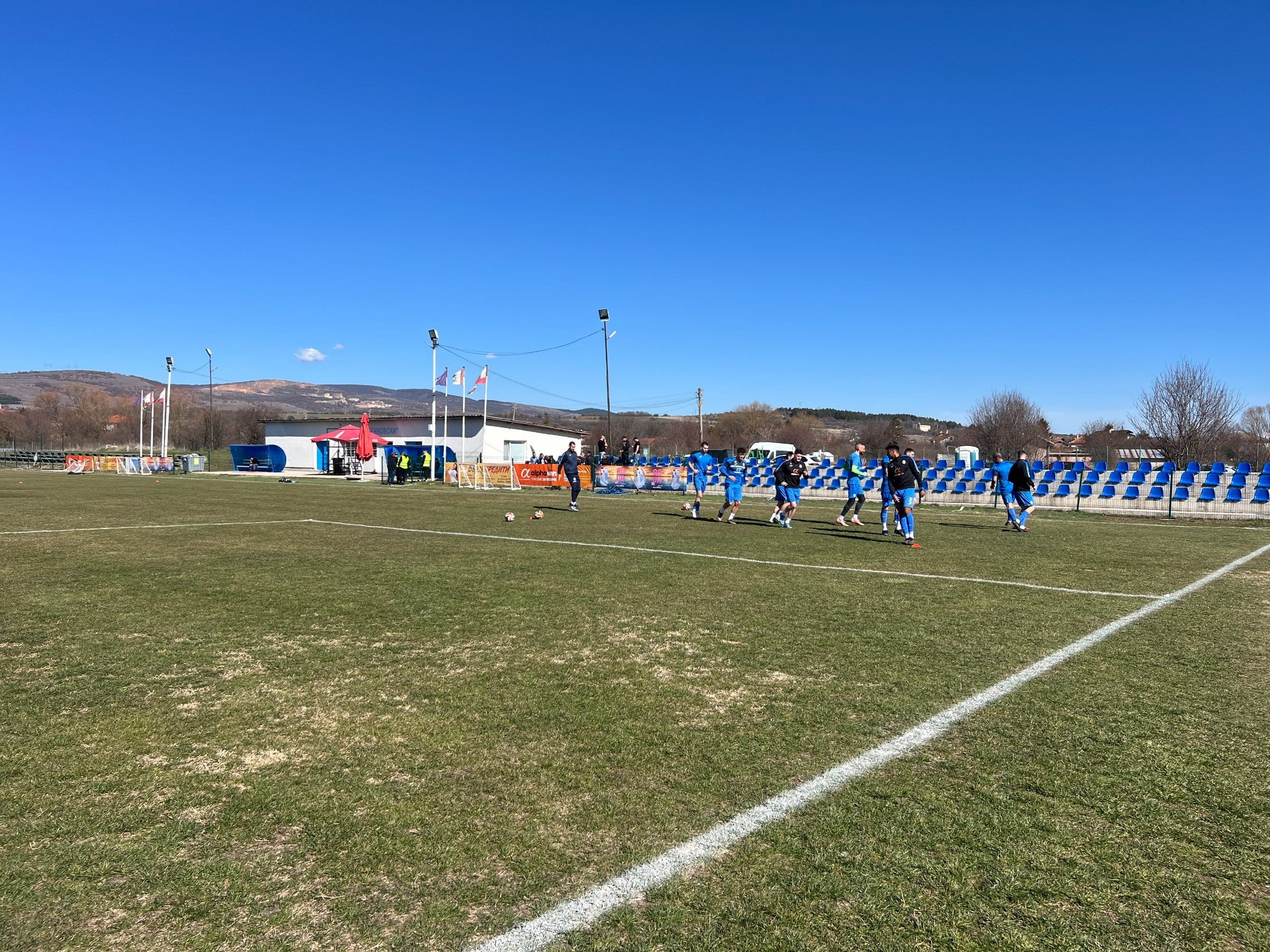 ОФК Костинброд изтегли мача с Балкан с два часа ОФК Костинброд ще изиграе с два часа по-рано срещата си с Балкан (Ботевград) в събота, 21-ви март. Сблъсъкът от 24-ия кръг на Югозападната Трета лига беше изтеглен от 15:00 за 13:00 часа и ще се проведе на стадион "Георги Бенковски" в квартал Маслово. След трите си поредни успеха Костинброд е решен да продължи добрата серия от резултати и да прогресира още в класирането.