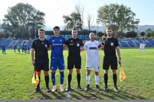 Септември (Симитли) гостува на Левски II в отложен двубой Септември (Симитли) ще играе срещу Левски II в София в отложен мач от 21-ия кръг на Югозападната Трета лига. Двубоят е насрочен за утре, 18 март, от 15:00 часа на помощното игрище с изкуствена трева на stadion "Георги Аспарухов". Възпитаниците на отбора направиха силен мач срещу Ботев (Ихтиман), но не успяха да реализират създадените положения и загубиха с 0:1. Допълнителен проблем пред тима е, че двама футболисти имат леки здравословни оплаквания и са под въпрос за утрешния мач — Слави Косов и Влади Ласков. Това може да затрудни треньорския щаб, който и без това няма да може да разчита на наказания Тодор Траянов, както и на контузените Симеон Димитров и Владислав Николов. В трите си досегашни визити на Левски II отборът от Симитли все още няма победа, а след три поредни успеха на своя терен тимът направи 0:0 с този съперник по-рано през сезона.