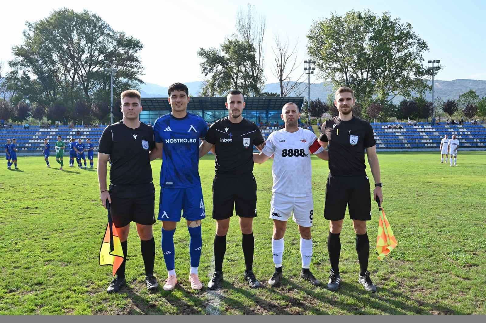 Септември (Симитли) гостува на Левски II в отложен двубой Септември (Симитли) ще играе срещу Левски II в София в отложен мач от 21-ия кръг на Югозападната Трета лига. Двубоят е насрочен за утре, 18 март, от 15:00 часа на помощното игрище с изкуствена трева на stadion "Георги Аспарухов". Възпитаниците на отбора направиха силен мач срещу Ботев (Ихтиман), но не успяха да реализират създадените положения и загубиха с 0:1. Допълнителен проблем пред тима е, че двама футболисти имат леки здравословни оплаквания и са под въпрос за утрешния мач — Слави Косов и Влади Ласков. Това може да затрудни треньорския щаб, който и без това няма да може да разчита на наказания Тодор Траянов, както и на контузените Симеон Димитров и Владислав Николов. В трите си досегашни визити на Левски II отборът от Симитли все още няма победа, а след три поредни успеха на своя терен тимът направи 0:0 с този съперник по-рано през сезона.