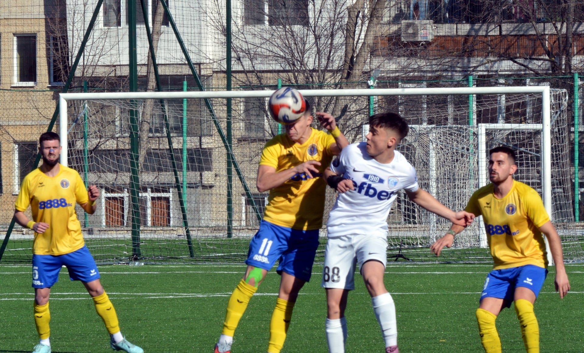 Волов-Шумен 2007 посреща Черноморец (Балчик) в отложен мач Само пет дни след гостуването на лидера и шампиона Септември (Тервел), Волов-Шумен 2007 ще бъде домакин на своя най-близък преследвач — Черноморец (Балчик). Двата тима се срещат в отложен сблъсък от 18-и кръг на шампионата на ученическия стадион "Цоньо Василев" утре, 18-ти март, от 17:30 часа. Това ще е втора пролетна домакинска среща за шуменци, след като първата бе спечелена убедително с 4:0 срещу Спартак II (Варна). Сега обаче опонентът е значително по-изискащ и "жълто-сините" трябва да вложат максимума от себе си, ако искат да повторят миналогодишния успех над балчиклии с 1:0. Интересното е, че по-рано през сезона Черноморец си върна услугата, побеждавайки Волов у дома с 3:0. Шумен е амбициран да продължи добрите си изяви пред собствена публика, където тимът е в серия от 6 победи и 1 равенство в последните 7 двубоя.