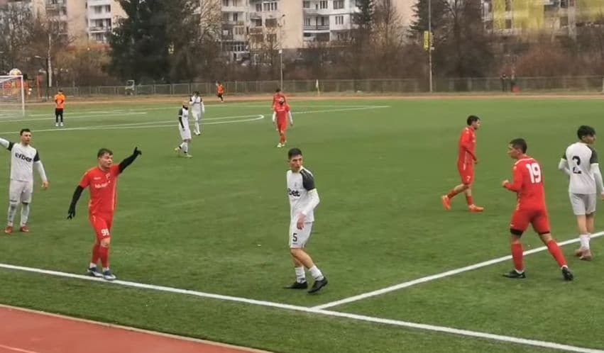 Марица (Милево) победи Родопа (Смолян) с 2:1 и се класира за финала на Югоизточна България Марица (Милево) надви Родопа (Смолян) с 2:1 в мач от турнира за Купата на Аматьорската футболна лига, от потока Пловдив/Смолян/Хасково/Кърджали. С този успех възпитаниците на старши треньора Иван Кочев се класираха за големия финал в Югоизточна България, където ще срещнат ФК Созопол. Победителят от този двубой ще представи Югоизточна България в топ 4 на турнира за Купата на АФЛ. Днешният мач бе втори между двата отбора за няколко дни – през уикенда Марица (Милево) победи Родопа с 1:0 в среща от първенството. Първото полувреме завърши 0:0. През втората част Христо Стоянов откри резултата в 63-ата минута след добра атака отляво и точен удар от наказателното поле, който прати топката във вратата на Родопа. В 77-ата минута Теодор Стефанов изравни за Родопа с много хубав гол, пращайки топката точно под гредата. Минута преди края гостите от Милево стигнаха до победата след втори гол на Христо Стоянов. След поредна атака отляво и кратко разбъркване Стоянов с полушпагат засече топката във вратата за крайното 2:1.