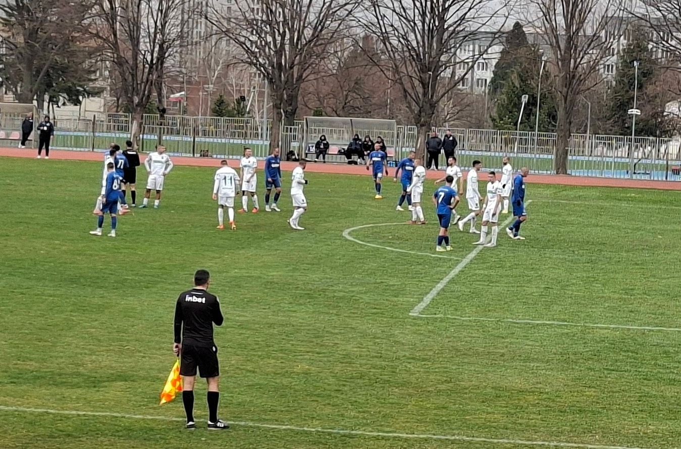 Ботев (Ихтиман) се класира сред топ 4 в Купата на Аматьорската лига Ботев (Ихтиман) спечели големия финал за Югозападна България в турнира за Купата на Аматьорската футболна лига. Под ръководството на старши треньора Валери Свиленов тимът надделя с 2:1 над Струмска слава и ще представя региона в топ 4 на турнира. Мачът бе на неутрален терен — стадиона на Националната спортна академия в София. Още в първото полувреме ихтиманци поведоха с голове на Стефан Велев в 10-ата минута и Антон Бакалов в 14-ата минута. Второто полувреме капитанът на Струмска слава Александър Аспарухов намали в 63-ата минута, но това бе всичко и Ботев (Ихтиман) запази аванса си до края. Честито, момчета! Гордеем се с вас!