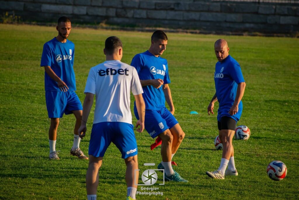 Германея (Сапарева баня) гостува на ФК Кюстендил в събота Германея Сапарева баня ще бъде гост на ФК Кюстендил в двубоя от 24-ия кръг на Югозападната Трета лига. Мачът е на 21 март (събота) от 15:00 часа в Кюстендил. За гостите, водени от играещия треньор Асен Нешев, ситуацията е неприятна — тимът все още няма спечелена точка през пролетния дял на полусезона, с изключение на служебната победа срещу отказалия се от участие Витоша (Бистрица). Последната спечелена точка за Германея е от 1 ноември миналата година при домакинството срещу Банско (1:1). Този резултат бе предхождан от равенство срещу Пирин (Гоце Делчев) и победа над Ботев (Ихтиман). В момента отборът търпи седем поредни загуби, а с всеки изминал кръг положението става все по-неприятно. За двубоя в Кюстендил наказан е Веселин Георгиев.