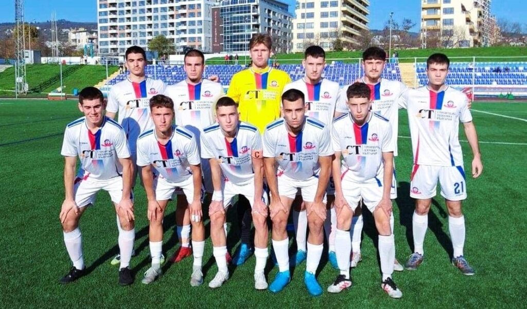 Олимпик (Варна) загуби с 0:2 от Черноломец (Попово) Олимпик (Варна) отстъпи с 0:2 на Черноломец (Попово) у дома в отложена среща от 18-ия кръг на Североизточната Трета лига. Тимът бе лишен от четирима основни играчи — двата краища, един краен и един централен защитник, което се отрази срещу опитния и качествен състав на гостите. През първото полувреме Черноломец имаше един чист шанс за гол, при който Игор Кльопка се намеси отлично след изстрел от шест метра, до който се стигна след центриране от свободен удар и свалена топка. В същото време варненци три пъти влязоха в наказателното поле на съперника, но не завършиха нито едно от нападенията с удар. Втората част започна по-добре за олимпийци — нападател на тима беше изведен сам срещу вратаря, но бранител на гостите го достигна и спря. В 62-рата минута Черноломец поведе: след пробив отляво топката беше върната назад и непокритият Георги Колев не сгреши. В края на двубоя тимът от Попово стигна и до втори гол — след центриране от корнер се получи разбъркване в наказателното поле на Олимпик и Александър Недев се оказа най-съобразителен, оформяйки крайния резултат. Въпреки поражението има положителна новина за Олимпик — пълни 90 минути изигра младият дебютант Мартин Точков. Само на 15 години, той започна в нападението и дори имаше отлична възможност, която би завършил с гол като юноша, но сега предпочете да подаде. В събота, 21 март, Олимпик отново е домакин — срещу Черноморец (Балчик) от 16:30 часа.