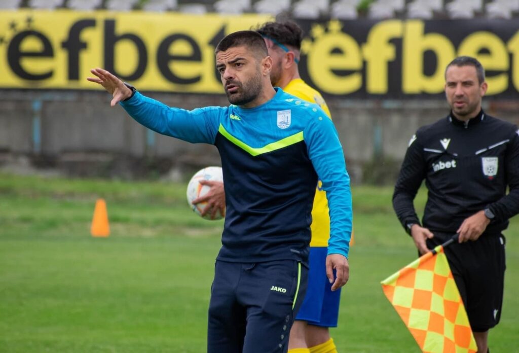 Германея гостува на ФК Кюстендил в 24-и кръг Германея (Сапарева баня) ще гостува на ФК Кюстендил в предстоящия 24-ти кръг от Югозападната Трета лига. Срещата е в събота, 21 март, с начален час 15:00. „Със сигурност отиваме да вземем нещо в Кюстендил. Ние не сме се предали, аз не съм takъв човек и няма да развея бялото знаме. Прекалено много трудности има в живота, за да ме сломят футболните резултати. Отиваме, играем и се надявам да спечелим нещо, макар че ще бъде трудно гостуване“, коментира старши треньорът Асен Нешев пред официалния сайт на Германея. „От началото на пролетта резултатите са факт, но ние наистина в повечето от мачовете си играем добре. Дори бих казал, че се представяме по-добре от есенния дял на сезона, но не успяхме така или иначе да вземем точки. В най-важния двубой, който беше през миналата седмица срещу дубъла на Септември, не успяхме! Има го във футбола и живота – просто не се получи този път“, добави наставникът.