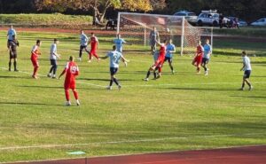 Ком (Берковица) се връща в официален мач след пауза от 15 дни Тази неделя, 22 март, от 15:00 ч. Ком (Берковица) ще бъде домакин на дублиращия отбор на Етър (Велико Търново). Тимът е воден от старши треньора Венци Иванов. Двубоят е от 14-ия кръг на Северозападната Трета лига. От началото на пролетния дял Ком (Берковица) има само един официален мач — на 7 март у дома срещу Партизан (Червен бряг), загубен с 0:2. В миналия кръг тимът записа служебна победа с 3:0 срещу отказалия се Ловеч, което прави предстоящото гостуване на практика едва втората реална среща на терен от началото на полусезона.