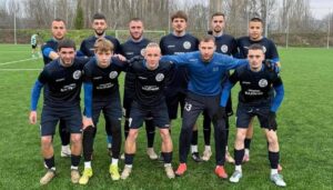 Черноморец (Балчик) завърши 2:2 при гостуването на Волов-Шумен 2007 Черноморец (Балчик) направи 2:2 в отложен двубой от 18-ия кръг на Североизточната Трета лига срещу Волов-Шумен 2007. Тимът поведе, допусна обрат и вкара за 3:2 в края на срещата, но последният гол не бе признат заради засада, прикрита от бранител в жълто-син екип. В 40-ата минута Иван Томов реализира дузпа, отсъдена за нарушение на вратаря на домакините срещу Стефан Митев. Началото на втората част обаче бе неприятно за "балчиклии" — в 51-ата минута Румен Николов изравни, а в 74-ата Жечко Йорданов направи пълен обрат. Само четири минути по-късно Черноморец отново изравни след глава от корнер. В 92-ата минута Мирослав Начев прати топката в мрежата за трети път, но страничният рефер отсъди засада, въпреки че се виждаше, че бранител на шуменци покрива капитана на Черноморец. Така тимът пропусна отлична възможност да излезе на първото място в класирането, макар и с мач повече от Септември (Тервел). Черноморец остава втори — на точка зад "хановете". В събота, 21 март, балчиклии гостуват на Олимпик (Варна) от 16:30 часа.