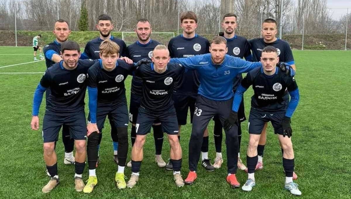 Черноморец (Балчик) завърши 2:2 при гостуването на Волов-Шумен 2007 Черноморец (Балчик) направи 2:2 в отложен двубой от 18-ия кръг на Североизточната Трета лига срещу Волов-Шумен 2007. Тимът поведе, допусна обрат и вкара за 3:2 в края на срещата, но последният гол не бе признат заради засада, прикрита от бранител в жълто-син екип. В 40-ата минута Иван Томов реализира дузпа, отсъдена за нарушение на вратаря на домакините срещу Стефан Митев. Началото на втората част обаче бе неприятно за "балчиклии" — в 51-ата минута Румен Николов изравни, а в 74-ата Жечко Йорданов направи пълен обрат. Само четири минути по-късно Черноморец отново изравни след глава от корнер. В 92-ата минута Мирослав Начев прати топката в мрежата за трети път, но страничният рефер отсъди засада, въпреки че се виждаше, че бранител на шуменци покрива капитана на Черноморец. Така тимът пропусна отлична възможност да излезе на първото място в класирането, макар и с мач повече от Септември (Тервел). Черноморец остава втори — на точка зад "хановете". В събота, 21 март, балчиклии гостуват на Олимпик (Варна) от 16:30 часа.