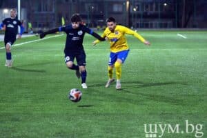 Президентът на Волов-Шумен за равенството 2:2 с Черноморец (Балчик) Президентът на Волов-Шумен 2007 Иван Станчев коментира равенството 2:2 срещу Черноморец (Балчик). Двубоят се проведе в късния следобед на 18 март на ученическия стадион "Цоньо Василев" и предложи много интересни моменти за зрителите по трибуните. "Стана много хубав, двуостър мач. Публиката беше доволна. Нямаше викане, нямаше освиркване, а само ръкопляскания, което кореспондира и с показаното от двата отбора. Получихме един гол от дузпа, дошла след леко наивна грешка, но бързо се окопитихме и през второто полувреме освен двата гола имахме още положения, но просто стреляхме постоянно в техния вратар. Накрая дори да бяхме загубили, пак щеше да ми хареса двубоя.", сподели Станчев. "След края отидох и казах на Ивайло Станчев, че Черноморец е най-добрият отбор в групата. Казвал съм го много пъти, пак ще го кажа. Много са добре във всяка една линия. За мен резултатът е реален спрямо показаното от двата отбора", добави още президентът на Волов.