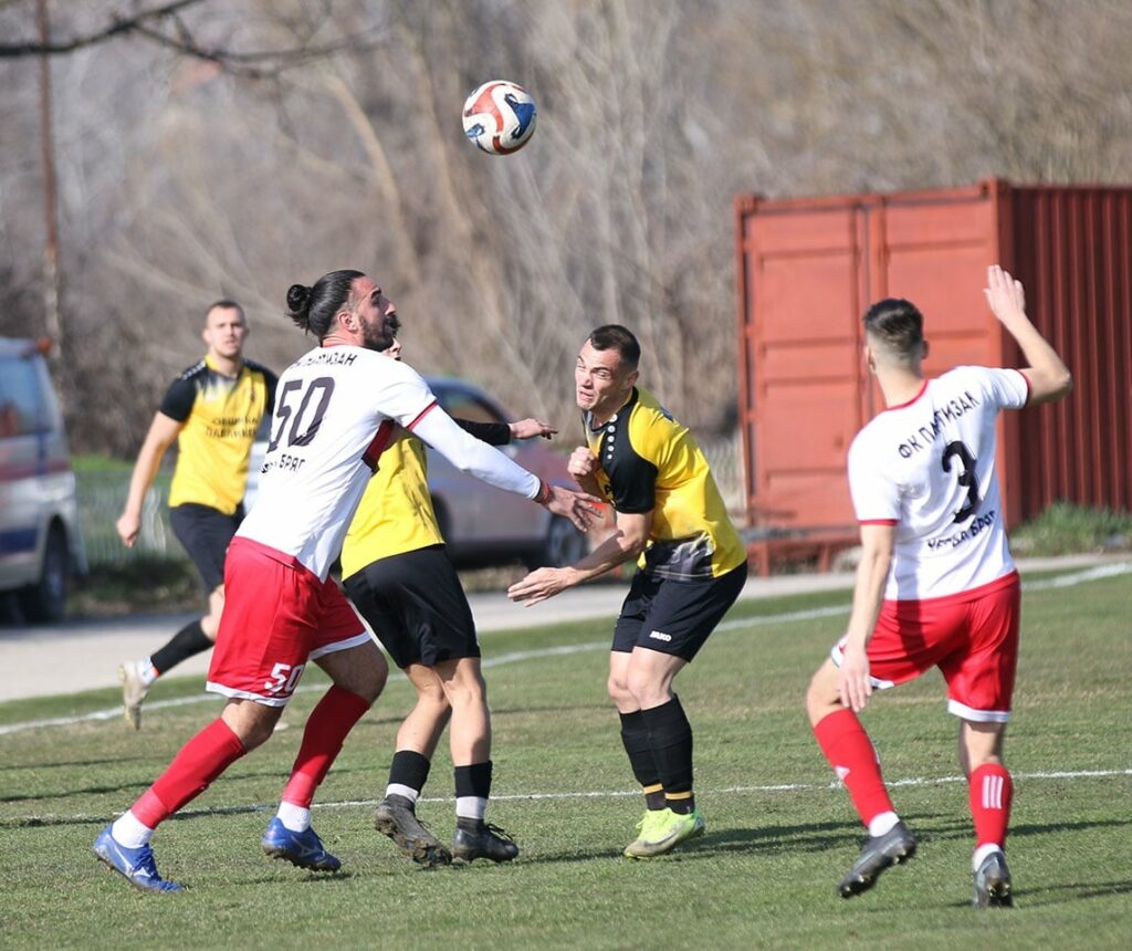 Партизан (Червен бряг) гостува на предпоследния в класирането ФК Троян в търсене на трети пореден успех тази пролет. Срещата от 14-ия кръг на Северозападната Трета лига е в събота, 21 март, от 15:00 часа. До момента "партизаните" записаха две победи тази пролет — 2:0 като гости на Ком (Берковица) и 2:1 като домакини срещу ОФК Павликени. С тези резултати тимът на Николай Боянов вече е в отлична серия от три поредни успеха, ако се добави и победата им в края на есенния полусезон. Интересно е, че ФК Троян бе първият отбор, който Партизан победи този сезон — 3:0 в Червен бряг през първата половина на кампанията.