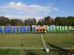 Секирово (Раковски) гостува на Несебър в 25-ия кръг Секирово (Раковски) ще гостува на лидера Несебър в среща от 25-ия кръг на Югоизточната Трета лига. Двубоят е в събота, 21 март, от 15:00 часа. Добрата новина за "секирите" е, че наказанията на трима от четиримата отсъстващи от последния мач вече изтекоха. В предишния кръг тимът загуби у дома с 0:1 от Розова долина (Казанлък). След двусрочно отсъствие в състава се връщат Петър Райков и Теодор Фърков, които бяха санкционирани съответно с девети жълт картон и червен картон в срещата с Марица (Милево). Йордан Айвазов също би трябвало да бъде на разположение, след като пропусна само двубоя с "розите" поради натрупани официални предупреждения. Димитър Петров обаче остава извън сметките — той ще изтърпи втория от двата мача наказание, които му бяха наложени. Въпреки че "секирите" прекъснаха серията си без поражение в миналия кръг, те могат да се превърнат в нов проблем за преследващия промоция Несебър.