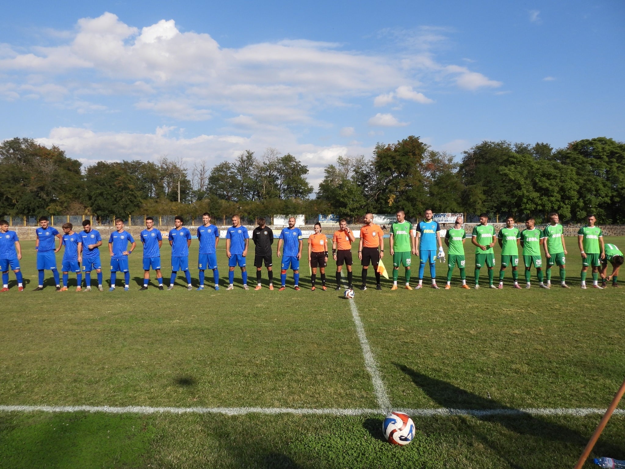 Секирово (Раковски) гостува на Несебър в 25-ия кръг Секирово (Раковски) ще гостува на лидера Несебър в среща от 25-ия кръг на Югоизточната Трета лига. Двубоят е в събота, 21 март, от 15:00 часа. Добрата новина за "секирите" е, че наказанията на трима от четиримата отсъстващи от последния мач вече изтекоха. В предишния кръг тимът загуби у дома с 0:1 от Розова долина (Казанлък). След двусрочно отсъствие в състава се връщат Петър Райков и Теодор Фърков, които бяха санкционирани съответно с девети жълт картон и червен картон в срещата с Марица (Милево). Йордан Айвазов също би трябвало да бъде на разположение, след като пропусна само двубоя с "розите" поради натрупани официални предупреждения. Димитър Петров обаче остава извън сметките — той ще изтърпи втория от двата мача наказание, които му бяха наложени. Въпреки че "секирите" прекъснаха серията си без поражение в миналия кръг, те могат да се превърнат в нов проблем за преследващия промоция Несебър.