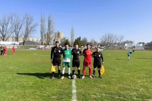 Левски постави задача за пролетта: всички домакински победи Президентът и старши треньор на Левски Дочко Дочев заяви, че отборът му трябва да спечели всичките си домакински мачове тази пролет. "Зелено-белите" не регистрираха нито един успех вкъщи през есента, а сега приемат лидера в първия си сблсък на своя стадион "Левски". "Трябва да си спечелим всички домакински мачове. Казвам го, защото младите играчи трябва да се научат да побеждават, да имат дух за победа. Не са лоши момчета. Има много тесто за месене.", каза Дочев. В последния кръг тимът игра с едва 11 футболисти при гостуването на Бдин (Видин), но за мача с Академик (Свищов) всички ще бъдат на разположение. "Тези, които не дойдоха във Видин, ги виждам, че са гузни на тренировките, че оставиха своите съотборници в такъв състав, но се радвам, че го усещат и разбират какво са направили. Поизгладиха се доста от проблемите, които имахме през есента. Сега е време младите да се докажат и да видим по какъв път ще поемат във футбола.", добави още президентът на клуба.