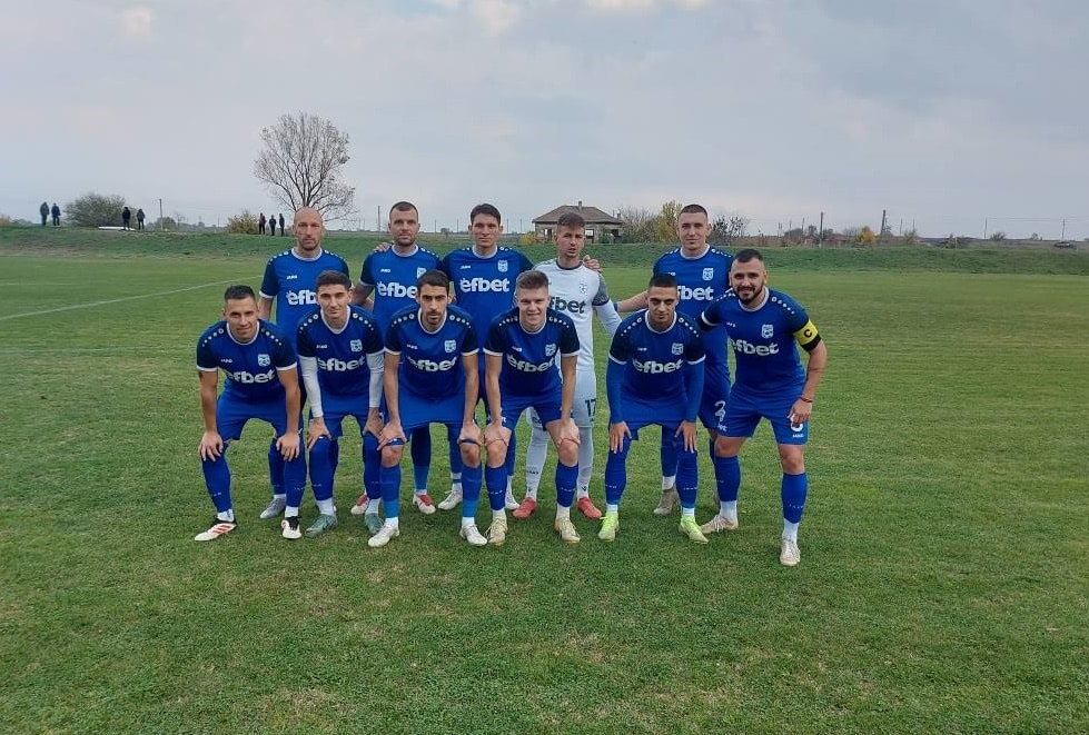 ФК Ямбол отчита уникално за момента постижение в българския футбол. Отборът е единственият сред клубовете в първите три нива (Първа лига, Втора лига и четирите Трети дивизии), който не е допуснал гол в последните си шест мача. В шест поредни двубоя ямболлии запазиха вратата си в изрядно състояние — последното попадение във вратата им беше на 22 ноември миналата година. След това тимът регистрира 4 победи и 2 равенства при голова разлика 11:0. Нито един друг тим от елита, Втора лига или останалите Трети дивизии не може да се похвали с подобна серия — не само в последните шест мача, но и през сезона до момента. Сред проверените отбори са лидерите в Първа лига Левски, във Втора лига - Дунав (Русе), както и водещите тимове в Трета дивизия. Има няколко отбора с по четири "сухи" мрежи, но никой с шест поред. В следващия кръг в Югоизточната Трета лига ФК Ямбол почива. Следващият официален мач е на 28 март срещу Марица (Милево). Ето серията на ФК Ямбол без допуснат гол: 29.11.2025 г., 19 кръгСпартак 1947 (Пловдив) – ФК Ямбол 0:3 14.02.2026 г., 20 кръгФК Ямбол – Созопол (Созопол) 0:0 28.02.2026 г., 21 кръгФК Ямбол – Родопа Смолян (Смолян) 4:0 04.03.2026 г., 22 кръгЗагорец (Нова Загора) – ФК Ямбол 0:0 07.03.2026 г., 23 кръгАсеновец 2005 (Асеновград) – ФК Ямбол 0:2 14.03.2026 г., 24 кръгФК Ямбол – Левски (Карлово) 2:0