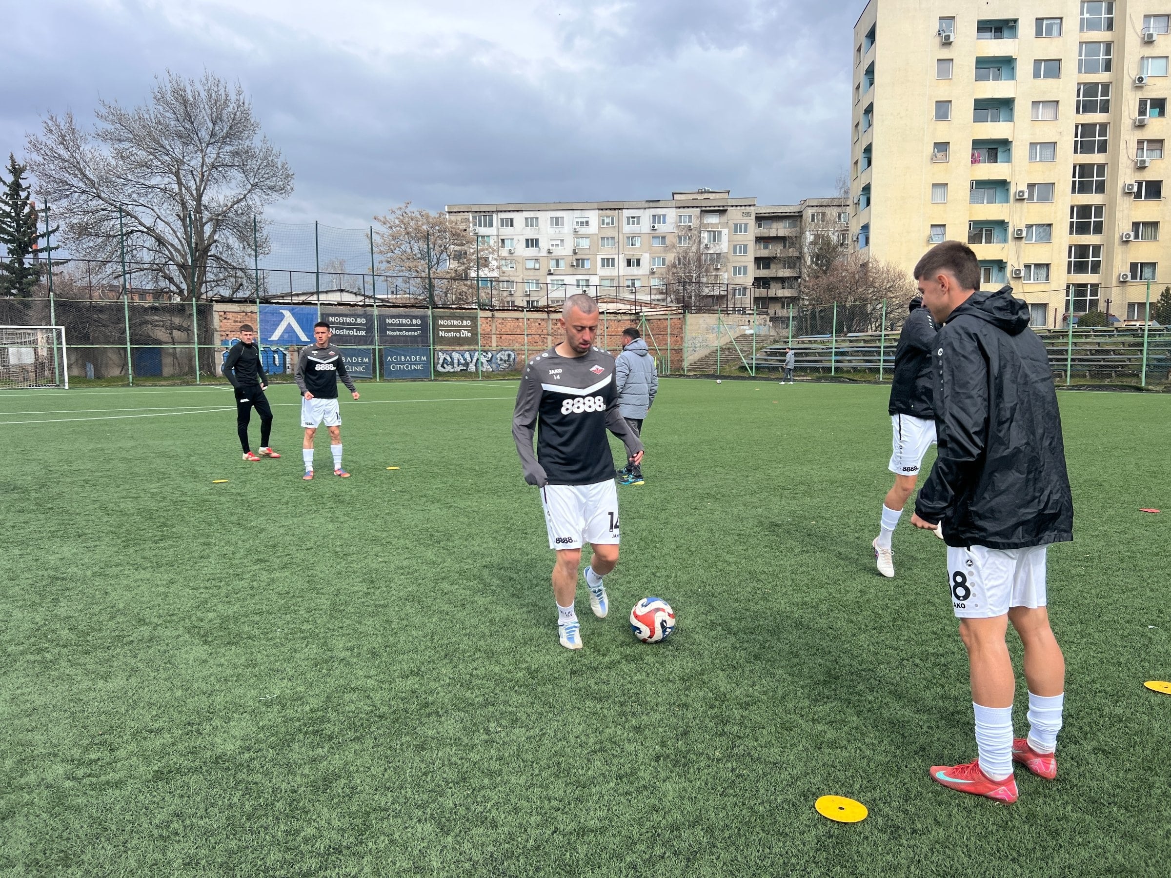 Септември (Симитли) посреща Пирин (Гоце Делчев) в 24-ия кръг След две поредни гостувания Септември (Симитли) се завръща на своя стадион, където утре, 21 март, от 15:00 часа ще приеме Пирин (Гоце Делчев) в среща от 24-ия кръг на Югозападната Трета лига. В лагера на домакините се надяват добрият прогрес да продължи и този път представянето да бъде съпътствано от победа. "Белите" показаха силна игра на визитите си срещу Ботев (Ихтиман) и Левски II, но пропуснатите шансове ги лишиха от повече от една точка. Проблем продължава да е големият брой отсъстващи футболисти — към дълготрайно контузените Симеон Димитров и Владислав Николов се присъединява и Илиан Петров. Той напусна терена още през първото полувреме срещу Левски II след травма на глезена и също ще се лекува дълго време. Аут поради травма е и Слави Косов. Добрата новина за тима е, че проблемите на Влади Ласков са отшумели и той ще се завърне в групата. Тодор Траянов също е на разположение, след като наказанието му заради червения картон срещу ЦСКА III вече изтече. В първата си среща с Пирин (Гоце Делчев) този сезон септемврийци отстъпиха с 1:3 като гости, но на "Арена Симитли" тимът е в серия от два поредни успеха и има общо пет победи в последните шест сблъсъка с този съперник.