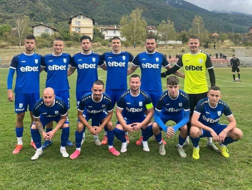 Германия (Сапарева баня) направи 0:0 като гост на ФК Кюстендил Германия (Сапарева баня) завърши наравно 0:0 при визитата си на ФК Кюстендил в среща от 24-ия кръг на Югозападната Трета лига. Гостите от Сапарева баня имаха шансове да стигнат до победата, която щеше да бъде заслужена, но така и не успяха да вземат трите точки. Това е първата точка за тима, воден от старши треньора Асен Нешев, след серия от седем поредни поражения и първа точка за отбора през пролетния полусезон на 2026 година. За последно тимът беше записал точка на 1 ноември миналата година. Следващият официален мач за Германия (Сапарева баня) е срещу дублиращия отбор на Славия на 28 март, събота.