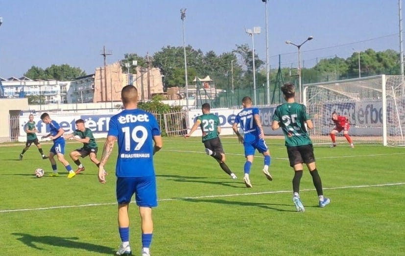 ОФК Несебър разби Секирово (Раковски) с 5:2 ОФК Несебър постигна категорична победа над Секирово (Раковски) с 5:2 в двубой от 25-ия кръг на Източната Трета лига. Мачът предложи интрига, особено през първата част, която завърши при 2:2. Домакините откриха резултата в 6-ата минута чрез Радостин Митев. В 36-ата Секирово изравни, но веднага след това Галин Димов отново даде преднина на Несебър за 2:1. Само две минути по-късно Божидар Константинов възстанови равенството и така двата тима се оттеглиха на почивка при 2:2. След почивката старши треньорът Мирослав Косев направи корекции, които дадоха резултат — головете започнаха да падат един след друг във вратата на гостите. Иван Колев наказа в 55-ата минута за 3:2, а в 57-ата минута Радостин Митев отново се разписа за 4:2. В 75-ата минута Пламен Димов оформи крайното 5:2 с удар с глава след изпълнение на корнер. С тази победа Несебър остава лидер във временното класиране с две точки пред Марица (Пловдив). Следващият мач на „делфините“ е гостуване на ФК Раковски на 28 март.