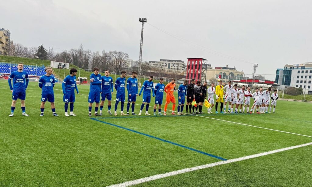 Черноморец (Балчик) победи Олимпик (Варна) с 4:1 в 22-рия кръг на Североизточната Трета лига Черноморец (Балчик) записа победа с 4:1 като гост на Олимпик (Варна) в мача от 22-рия кръг на Североизточната Трета лига. Това беше първата далечна победа за балчиклии през настоящата година. Отборът на Ивайло Станчев вкара по два гола във всяко от полувремената на двубоя, който започна малко след 16:30 часа. Мартин Янакиев откри резултата в 32-ата минута след асистенция на Стефан Митев. Четири минути по-късно Толга Мюрвет покачи на 2:0 след пас на Ивайло Попов. В 67-ата минута Янакиев реализира втория си гол в срещата след подаване на Иван Томов. Четвъртото попадение за Черноморец бе дело на Мартин Петков, с асистенция от Кристо Яначков. В края Александър Гроздев върна един гол за домакините. С трите точки Черноморец (Балчик) се изкачи на първото място в класирането с актив от 52 точки — с една повече от Септември (Тервел). В следващия кръг балчиклии ще получат служебна победа, тъй като трябваше да гостуват на Светкавица Търговище, който не продължи участието си в групата.