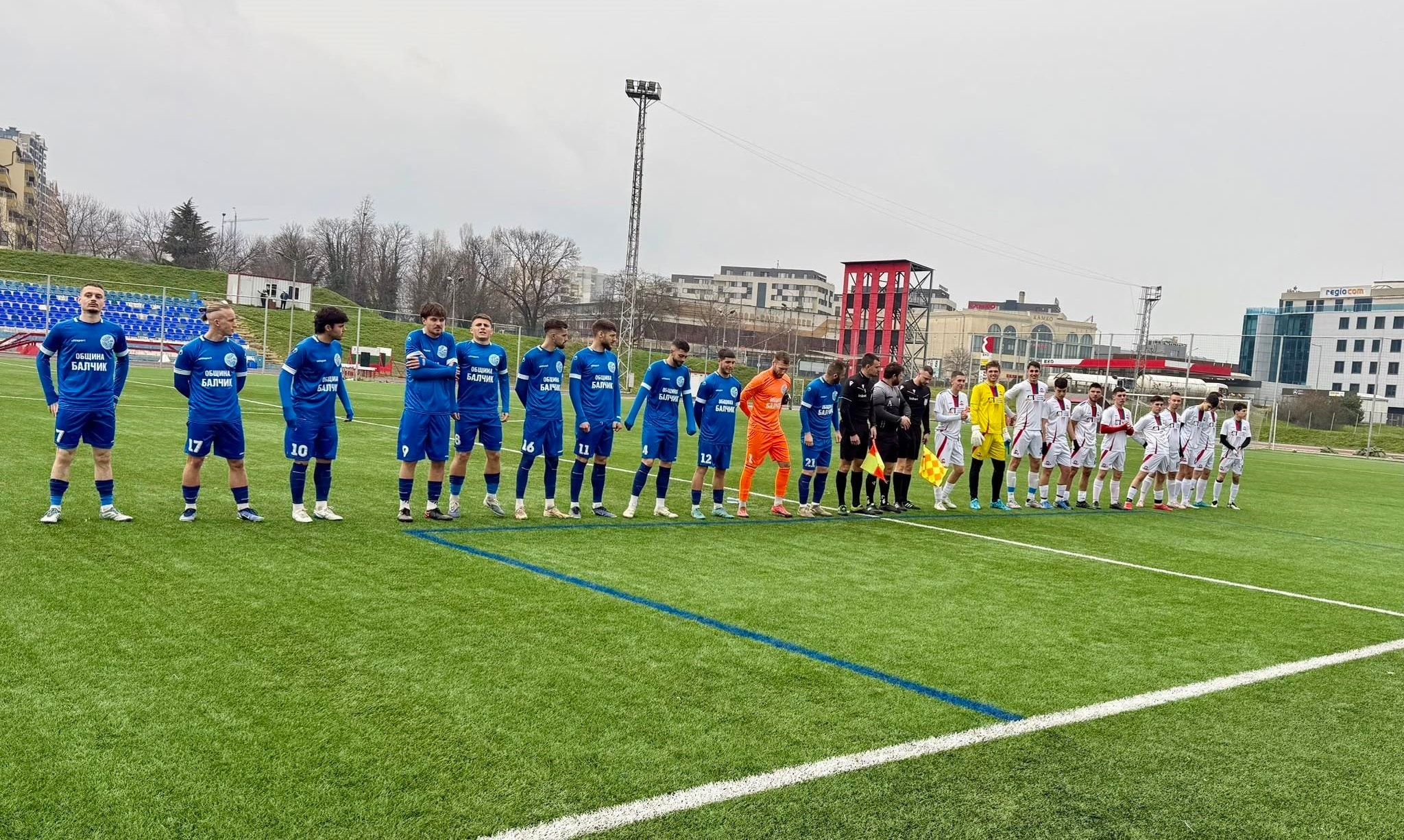 Черноморец (Балчик) победи Олимпик (Варна) с 4:1 в 22-рия кръг на Североизточната Трета лига Черноморец (Балчик) записа победа с 4:1 като гост на Олимпик (Варна) в мача от 22-рия кръг на Североизточната Трета лига. Това беше първата далечна победа за балчиклии през настоящата година. Отборът на Ивайло Станчев вкара по два гола във всяко от полувремената на двубоя, който започна малко след 16:30 часа. Мартин Янакиев откри резултата в 32-ата минута след асистенция на Стефан Митев. Четири минути по-късно Толга Мюрвет покачи на 2:0 след пас на Ивайло Попов. В 67-ата минута Янакиев реализира втория си гол в срещата след подаване на Иван Томов. Четвъртото попадение за Черноморец бе дело на Мартин Петков, с асистенция от Кристо Яначков. В края Александър Гроздев върна един гол за домакините. С трите точки Черноморец (Балчик) се изкачи на първото място в класирането с актив от 52 точки — с една повече от Септември (Тервел). В следващия кръг балчиклии ще получат служебна победа, тъй като трябваше да гостуват на Светкавица Търговище, който не продължи участието си в групата.