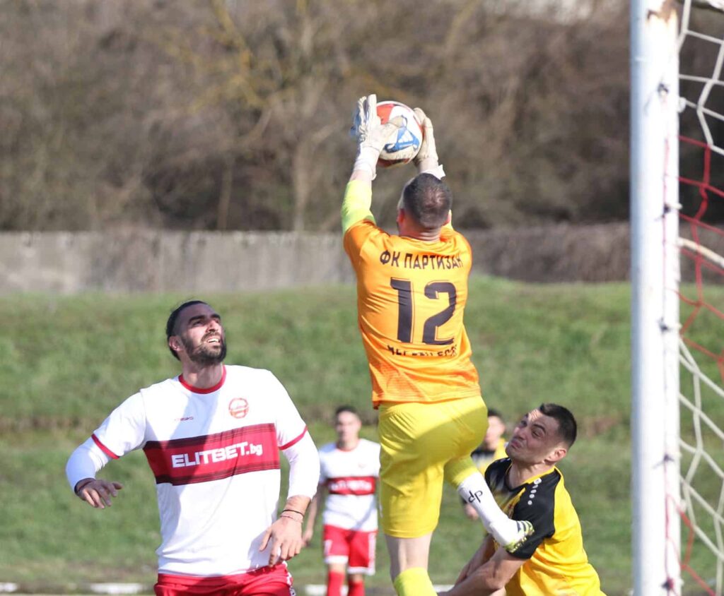 Партизан (Червен бряг) загуби с 0:2 в Троян Партизан (Червен бряг) допусна първата си загуба през пролетния дял, отстъпвайки с 0:2 като гост на ФК Троян в мач от 14-ия кръг на Северозападната Трета лига. Домакините откриха резултата още през първото полувреме след пряк свободен удар. При това положение Кристиян Григоров имаше шанс да изравни, след като засече центриране от корнер, но ударът му от близка дистанция бе отразен от вратаря на Троян. 20 минути преди края "партизаните" получиха втори гол и въпреки опитите да се върнат в срещата, двубоят приключи при този резултат. В следващия кръг Партизан ще бъде домакин на Левски 2007.