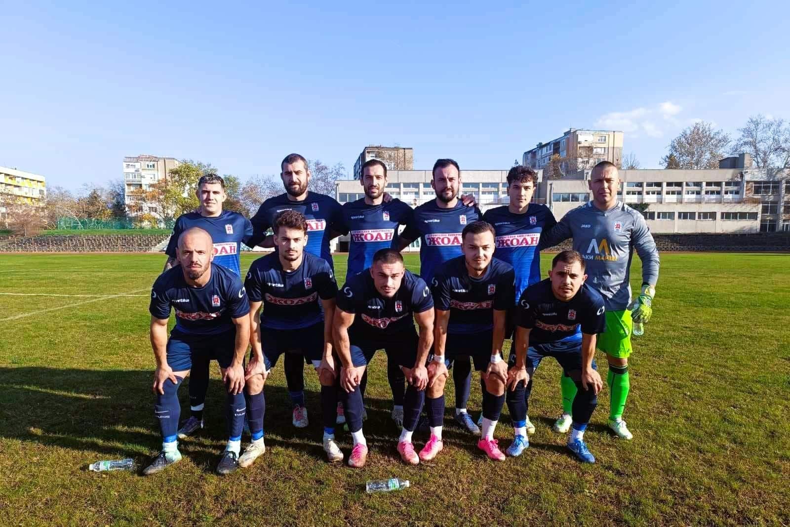 Доростол загуби с 1:3 от Черно море II в 22-рия кръг на Североизточната Трета лига Доростол Силистра претърпя пореден неуспех през пролетния полусезон в Североизточната Трета лига. Домашният мач от 22-рия кръг срещу Черно море II (Варна) завърши с поражение за силистренци – 1:3. Николай Николаев даде аванс на домакините още в 8-ата минута, което бе и първото попадение за тима през тази пролет. Въпреки това „моряците“ бързо върнаха равенството – само три минути по-късно резултатът бе изравнен, а след още две минути гостите реализираха пълен обрат. Крайното 1:3 бе оформено в 72-ата минута след центриране от корнер. В следващия си мач Доростол гостува на другия дублиращ тим от морската ни столица - Спартак.