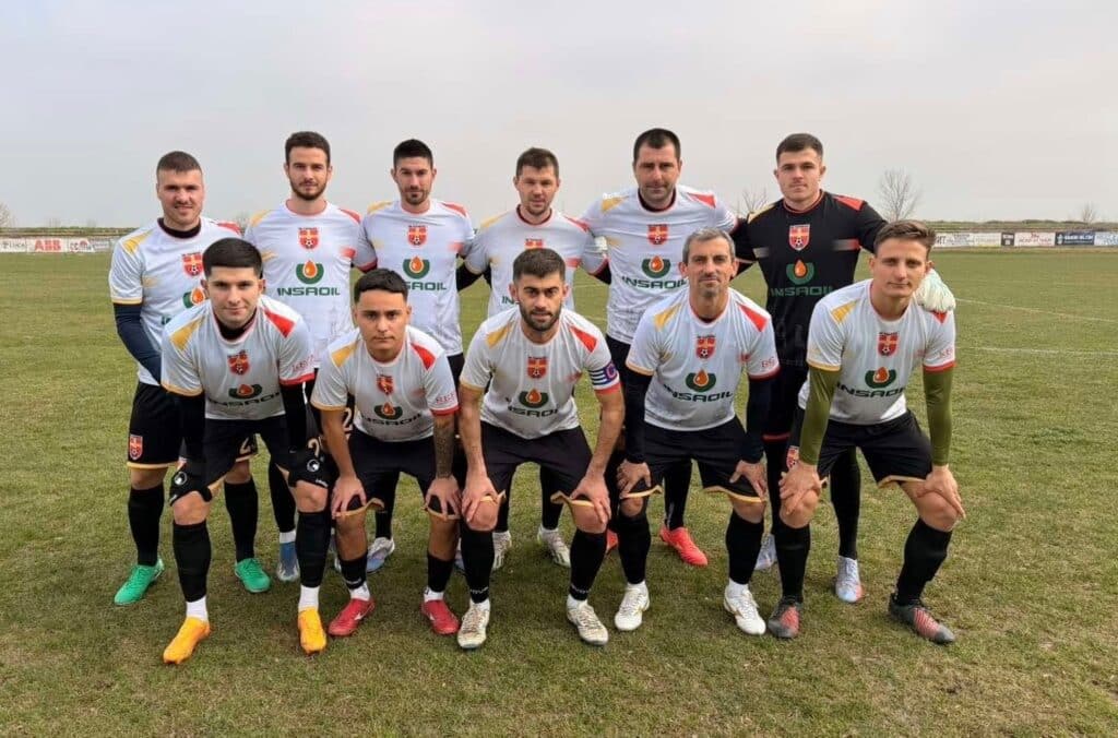 ФК Раковски загуби с 2:3 от Розова долина в драматичен двубой ФК Раковски отстъпи с 2:3 в изключително драматичен мач срещу Розова долина (Казанлък). Срещата се проведе в град Мъглиж, тъй като стадионът в Казанлък е в ремонт. Гостите от Раковски откриха резултата чрез Валентин Маджарски, а с това се и приключи първото полувреме — 0:1 за Раковски. В 56-ата минута Георги Иванов си вкара автогол, изравнявайки за 1:1. Малко след това Пламен Корушки получи втори жълт и червен картон и остана извън терена. В 66-ата минута Николай Георгиев изведе домакините напред, а в 78-ата минута нападателят на Раковски Петър Атанасов възстанови равенството — 2:2. Когато гостите вече се надяваха да вземат точка от срещата, Владимир Дечев вкара решаващото попадение за крайното 3:2 в полза на Розова долина. Следващият мач на ФК Секирово е домакинство на лидера Несебър на 28 март.