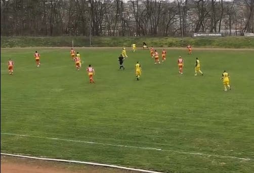Черноломец (Попово) победи Рилци с 3:1 Черноломец (Попово) постигна победа с 3:1 над Рилци в мач от 22-ри кръг на Североизточната Трета лига. Това е втора поредна победа за отбора, воден от старши треньора Невен Венков, в рамките на няколко дни, след като през седмицата тимът победи Олимпик (Варна) с 2:0 в отложен двубой. Георги Колев бе точен два пъти, а Радостин Стоилов реализира третия гол за домакините. Първото попадение бе дело на Георги Колев още в първото полувреме, като първата част завърши при 1:0. Рилци изравниха чрез Диян Иванов, но в 73-ата минута Георги Колев отново даде преднина на Черноломец. В последната минута Радостин Стоилов оформи крайното 3:1.
