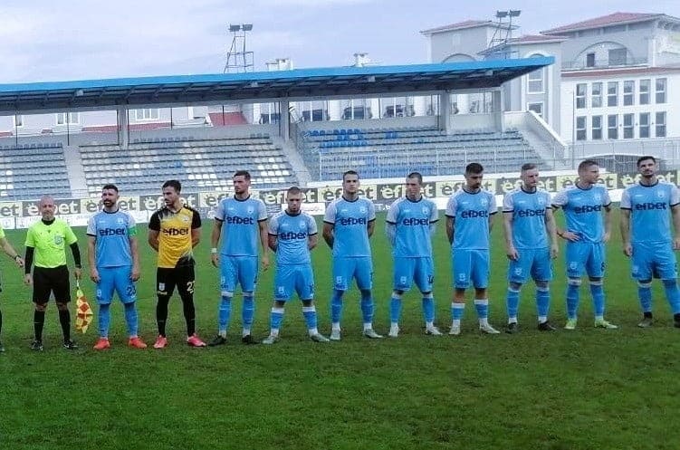 Созопол загуби с 1:2 при визитата си на Атлетик (Куклен) Созопол отстъпи с 1:2 при гостуването си на Атлетик (Куклен) в мач от 25-ия кръг на Югоизточната Трета лига. Това бе четвърти пореден мач за отбора под ръководството на старши треньора Петър Кюрджиев, в който възпитаниците му не успяха да вземат трите точки. Последната им победа датира от 21 февруари във втория пролетен кръг, когато победиха Родопа с 1:0. В двубоя Кюрджиев се сблъска с големи кадрови затруднения — на резервната скамейка имаше само четирима полеви футболисти и един вратар. Сред резервите бяха и млади състезатели като Габриел Джантов (роден 2007) и Виктор Иванов (роден 2010). Домакините от Атлетик поведоха в 16-ата минута чрез Ангел Семерджиев, а в 28-ата Адриан Димитров удвои. Преди почивката Аюб Ел Мансури намали за Созопол и така първото полувреме завърши при 2:1 в полза на Атлетик (Куклен). През втората част гостите упражниха сериозен натиск, създадоха много положения и удариха греда чрез Димитър Жеков, но не успяха да изравнят резултата.