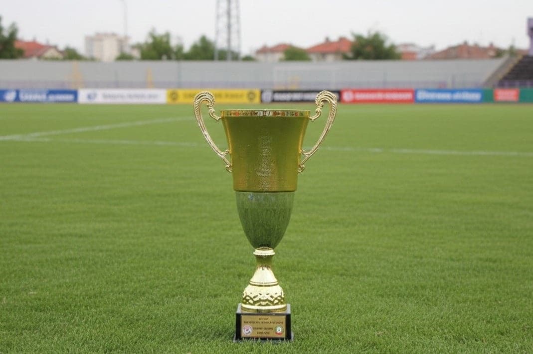 ФК Созопол срещу Марица (Милево) в зоналния финал за Купата на Аматьорската лига ФК Созопол ще се изправи срещу Марица (Милево) в Зоналния финал на Югоизточна България за Купата на Аматьорската лига тази сряда, 25 март, от 15:30 часа. Двубоят ще се проведе на неутрален терен в град Стралджа. Созопол достигна до този етап на турнира след серия от успехи: още в началото на надпреварата тимът отстрани ОФК Несебър, след което разгроми Българово с 6:0 и победи Поморие с 2:0. В поток Стара Загора/Сливен/Бургас/Ямбол (1/2 финали) "небесносините" надделяха над Загорец (Нова Загора) с 2:1, а във финала на потока се наложиха над Ямбол след изпълнение на дузпи.