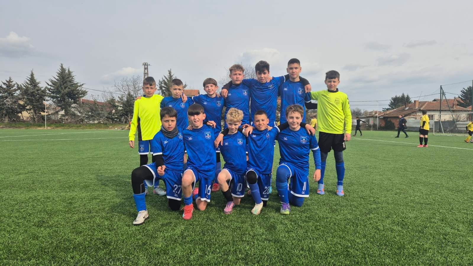 Две победи и една загуба записаха малките футболисти на ОФК Левски (Карлово) през изминалия уикенд. Наборите родени през 2013 и 2014 година се поздравиха с успехи: тимът на 2013 разгроми ФК Чавдар с 5:2, а по-малките от 2014 постигнаха победа с 3:1 над ФК Юнайтед. Днес набор 2011 на карловци отстъпи на Шипка старс (Асеновград) с 1:5. В редиците на отбора липсваха много състезатели заради травми и в игра се включиха трима деца от набор 2013. Единственото попадение за "сините" беше дело на Божидар Кобатов (роден през 2013 г.). Поздравления, момчета!