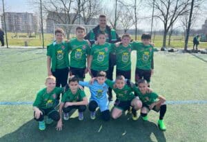 Резултати на детските формации на ФК Раковски Най-големите момчета от набор 2012/2013 на ФК Раковски през тази седмица нямаха официални срещи, но записаха две служебни победи срещу отборите на Пловдив Сити и Арда Кърджали. Децата, родени през 2015 г., излязоха срещу Академия Попов и отстъпиха с 1:4 въпреки старанието и желанието си. Набор 2016 изигра два трудни мача. В първия срещу Ботев Пловдив момчетата загубиха с 9:4, а във втория срещу Спартак Пловдив отстъпиха с 5:3. Въпреки резултатите, децата показаха характер и желание за игра. Набор 2017 продължава с отлично представяне и победен поход – отборът се наложи категорично с 9:2 над Спартак Пловдив. Павел Павлов вкара 5 гола, Йосиф Рабаджийски добави 2 попадения, а Сами Йовчев и Ради Пеев се разписаха по веднъж. Набор 2018 също изигра два мача: първо отстъпи на Гигант Съединение с 1:6, след което направи по-равностоен двубой срещу Кронос Пловдив, но загуби с 3:4. Набор 2019 участва в емоционално общинско дерби срещу ФК Секирово и отстъпи с 2:7, като момчетата натрупаха ценен опит срещу добре обиграния съперник.