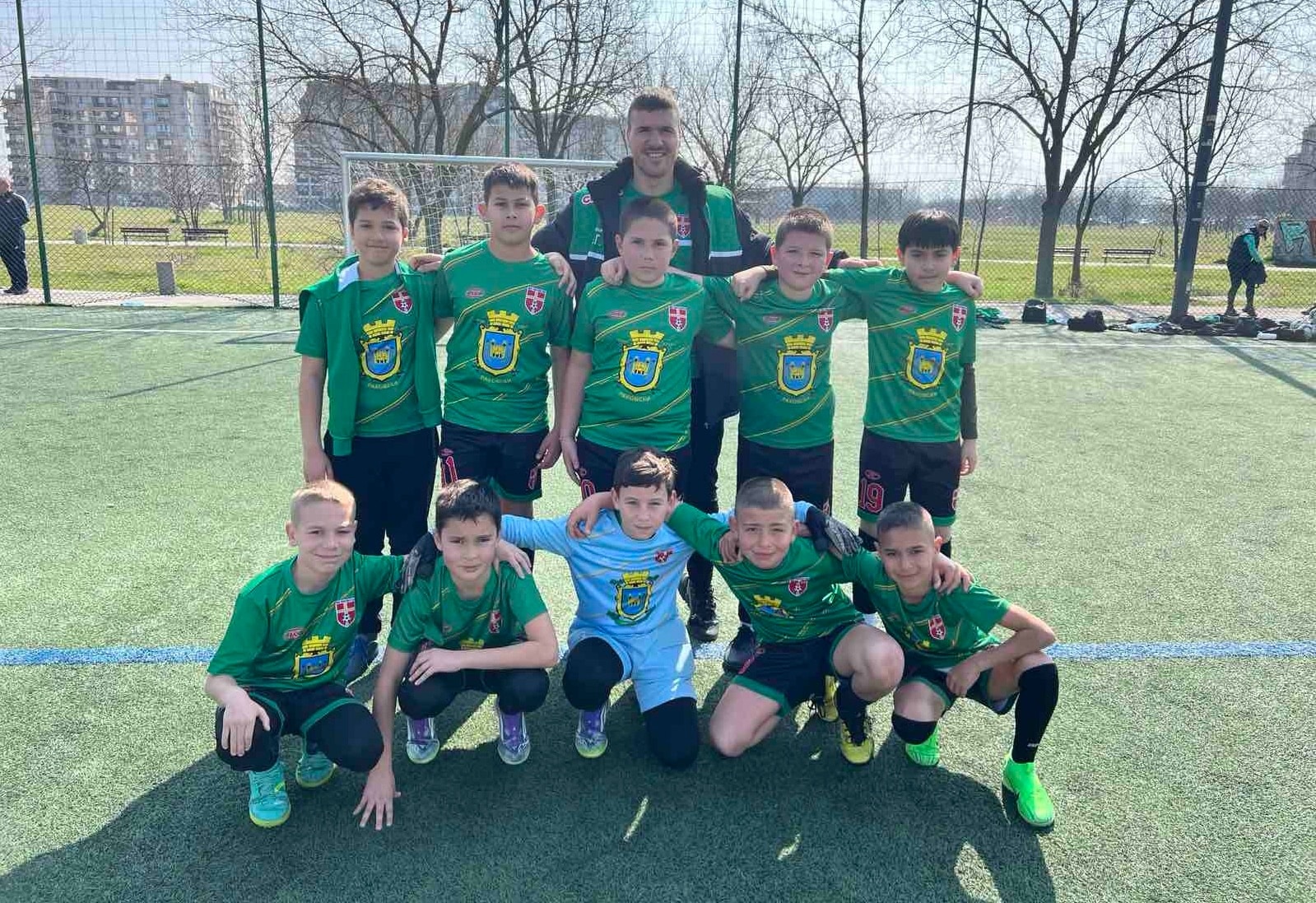 Резултати на детските формации на ФК Раковски Най-големите момчета от набор 2012/2013 на ФК Раковски през тази седмица нямаха официални срещи, но записаха две служебни победи срещу отборите на Пловдив Сити и Арда Кърджали. Децата, родени през 2015 г., излязоха срещу Академия Попов и отстъпиха с 1:4 въпреки старанието и желанието си. Набор 2016 изигра два трудни мача. В първия срещу Ботев Пловдив момчетата загубиха с 9:4, а във втория срещу Спартак Пловдив отстъпиха с 5:3. Въпреки резултатите, децата показаха характер и желание за игра. Набор 2017 продължава с отлично представяне и победен поход – отборът се наложи категорично с 9:2 над Спартак Пловдив. Павел Павлов вкара 5 гола, Йосиф Рабаджийски добави 2 попадения, а Сами Йовчев и Ради Пеев се разписаха по веднъж. Набор 2018 също изигра два мача: първо отстъпи на Гигант Съединение с 1:6, след което направи по-равностоен двубой срещу Кронос Пловдив, но загуби с 3:4. Набор 2019 участва в емоционално общинско дерби срещу ФК Секирово и отстъпи с 2:7, като момчетата натрупаха ценен опит срещу добре обиграния съперник.