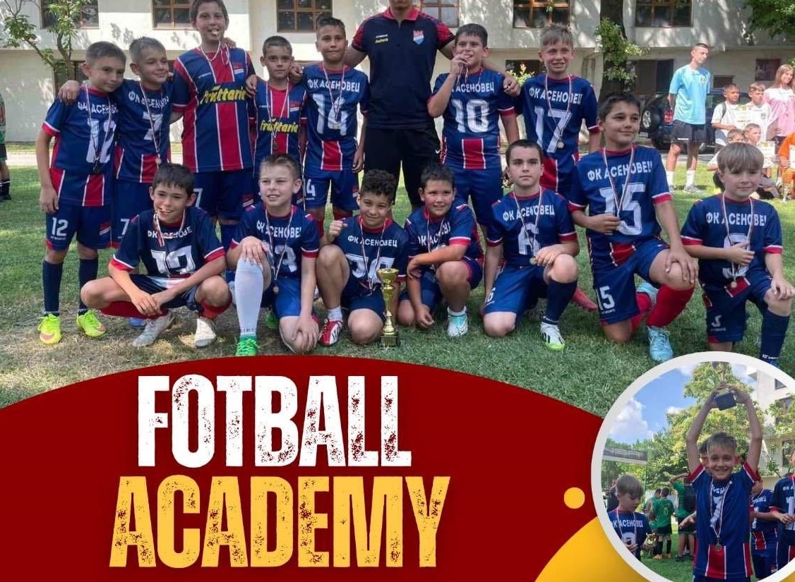 ФК Асеновец търси нови попълнения в детските си формации Ако вашето дете обича футбола и искате да му осигурите организирана спортна среда за здрав растеж и развитие — запишете го в детските ни групи. Приемаме деца, набори 2020 – 2009 г. Тренировъчни програми, съобразени с училищния график, възрастта и нивото на подготовка Участие в първенства и турнири Фокус върху дисциплина, спортна култура и отборен дух Тренировъчният процес се води по утвърдена методика от лицензирани треньори към УЕФА и БФС: Манол Георгиев Джунейт Яшар Атанас Зехиров Костадин Пейчев Тренираме в професионална среда с дългогодишни традиции и ясна визия за развитието на младите футболисти. Дайте шанс на вашето дете да стане част от отбора на Асеновград! За повече информация и записване — свържете се с нас на лично съобщение или на посочените телефони: Контакти: 089 9911037 089 5687893 0883304315 0892722887