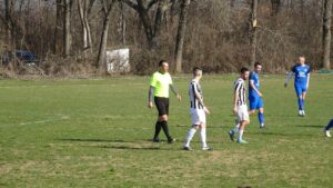 Ювентус (Малчика) санкциониран с минус три точки и глоба Ювентус (Малчика) беше наказан с отнемане на три точки и глоба в размер на 306,78 € след като не се яви за гостуването си в Мездра срещу Локомотив. Двубоят от 14-ия кръг на Северозападната Трета лига бе насрочен за събота, 21 март, но "бианконерите" не отпътуваха за срещата заради голям брой играчи, повалени от вирус в часовете преди началото ѝ. Тимът остана с по-малък брой налични футболисти от изискуемия минимум. Освен служебната загуба с 0:3, на отбора бяха отнети три точки и той остава 11-ти в класирането с едва една точка. Наказанието е наложено според правилника, който гласи: "В случай, че футболен отбор не се яви на терена, откаже участие във футболна среща, не покрива спортни критерии по лицензиране или отказва участие в дадена среща по неуважителни причини: При първи случай измежду горепосочените – се присъжда служебна загуба при служебен резултат с 0:3 и от актива му се отнемат 3(три) точки, като на клуба се налага и имуществена санкция в размер на 306, 78 € за среща от Трета лига."