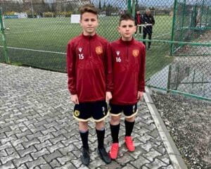Двама таланти от ФК Раковски повикани в лагер-сбор на проектонационалния отбор на България U13 (зона Пловдив) Двама от нашите таланти получиха повиквателна за лагер-сбор на проектонационалния отбор на България U13 (зона Пловдив). Това са Стилиан Стрехин и Йосиф Белчев. Играчите са част от отбора, родени през 2013 г., който вече участва при по-големите на Футбол 11 в областното първенство. Момчетата тренират вече три години във ФК Раковски под ръководството на Петър Атанасов и неговия помощник Георги Иванов. И двамата са изключително отдадени и мотивирани да се развиват, като през този период почти не са пропускали нито тренировка, нито мач. Те са ярък пример за това как с постоянство, труд и последователна работа мечтите се сбъдват. Пожелаваме им много здраве, успехи и късмет, за да продължат да се развиват и да достигнат още по-големи върхове! Благодарим ви, момчета, че осмисляте нашия труд! Благодарим и на целия отбор набор 2013 – без вас това нямаше да бъде възможно!