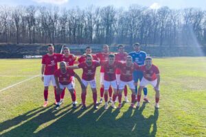 Септември (Тервел) влезе във финалната четворка за Купата на Аматьорската лига Септември (Тервел) си осигури място във финалната четворка на турнира за Купата на Аматьорската лига. Тимът надви Черноморец (Балчик) във финала на Североизточна България след изпълнения на дузпи. След 0:0 в редовното време Христо Ковачев се превърна в герой за "хановете", спасявайки два удара от бялата точка. В крайна сметка шампионите на Североизтока триумфираха при дузпите с 4:3 и за първи път в историята си достигнаха до тази фаза на надпреварата. За Септември точни бяха Тодор Вълкано, Станислав Иванов, Даниел Димов и Владислав Мирчев, а изпълнението на Стилян Спасов бе отразено от Денислав Стойчев. За противника в мача се разписаха Борис Стойков, Теодор Тотев и Иван Томов, а Ковачев спаси ударите на Кристо Яначков и Мирослав Начев, който изпълни последната дузпа. Очаква се в близко време да бъде определен и съперникът на Септември (Тервел) в полуфиналите.