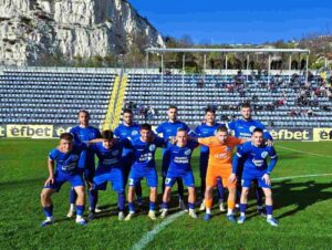 Черноморец (Балчик) загуби финала на Североизточна България след изпълнения на дузпи Черноморец (Балчик) не успя да стигне до трофея в зоналния финал на Купата на Аматьорската лига, след като отстъпи на Септември (Тервел) при дузпите. В редовното време срещата завърши 0:0, а при изпълненията от бялата точка вратарят на „хановете“ направи две ключови спасявания срещу едно от страна на Денислав Стойчев и така балансът във вкараните наказателни удари се оказа 3:4 в полза на тервелчани. Първи изпълняваха играчите на Септември и Тодор Вълканов откри, въпреки че Стойчев улови ъгъла. Борис Стойков изравни веднага след това. Станислав Иванов изведе тервелчани напред 2:1, но Теодор Тотев бързо възстанови равенството – 2:2. Последва точен удар на Даниел Димов, докато Христо Ковачев спря удара на Кристо Яначков. Моментално след това Стойчев отрази и изпълнението на Стилян Спасов. Иван Томов върна равенството с точно изпълнение, а Владислав Мичев отново даде преднина на отбора от Тервел. Накрая Мирослав Начев стреля, но Ковачев отново спаси и донесе победата за Септември. През миналия сезон балчиклии също бяха на финал, но загубиха от ФК Ямбол след дузпи. Сега тимът пропусна още един шанс да представи Североизточна България в топ 4 на надпреварата. Въпреки това Черноморец остава лидер в местния шампионат и в събота ще прибави още три точки, след като срещу него трябваше да играе отказалият се Светкавица (Търговище) и така балчиклии ще получат служебен успех.