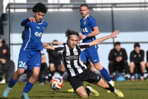 Гигант (Съединение) гостува на Левски (Карлово) в кръг от Югоизточната Трета лига Гигант (Съединение) ще играе като гост срещу Левски (Карлово) в един от най-интересните двубои от 26-ия кръг на Югоизточната Трета лига. Срещата е в събота, 28 март, от 16:00 ч. в Карлово. В миналия кръг Гигант загуби у дома с 1:2 от Родопа, като тимът бе притиснат от сериозни кадрови проблеми. За визитата в Карлово старши треньорът Васил Стефанов няма да може да разчита на основния голмайстор Венци Гюзелев, който е със счупен крак и ще бъде извън строя за продължителен период. Треньорският щаб се надява някои от останалите контузени да се възстановят до мача — в последния двубой с Родопа отсъстваха и Йълмаз Сюлейман, Теодор Димитров, Агоп Кочиян, както и Никола Гавов. През есента Гигант (Съединение) спечели срещу Левски (Карлово) с 1:0 у дома. Левски (Карлово) е сред най-силните домакини от началото на сезона — от 12 мача на свой терен тимът има 9 победи, 1 равенство и 2 загуби, което го нарежда на трето място по този показател след Несебър и Марица (Пловдив).