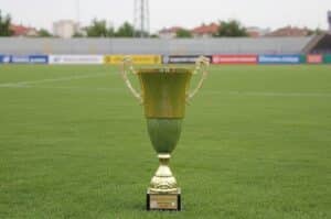 ФК Созопол загуби финала за Югоизточна България от Марица (Милево) с 0:4 ФК Созопол отстъпи с 0:4 във финала за Югоизточна България в турнира за Купата на Аматьорската футболна лига срещу Марица (Милево). Двубоят, игран в град Стралджа, бе белязан от спорни и незадоволителни решения на главния съдия Николай Запрянов. Марица (Милево) поведе в 8-ата минута с гол на Христо Стоянов, а в 30-ата Цветелин Петров увеличи преднината на 2:0 след точно изпълнена дузпа. Впоследствие реферът показа два червени картона на футболисти от Созопол — Валентин Иванов и Даниел Андреев, а след спречкване в средата на терена бе изгонен и човек от Марица (Милево). В началото на второто полувреме Христо Стоянов се разписа отново, докато Созопол вече играеше с човек по-малко. Крайното 4:0 оформи Желязко Калинов. Около десетина минути преди края реферът показа и трети червен картон за ФК Созопол, с което „небесносините“ завършиха срещата с осем играчи на терена.