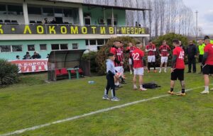 Янтра (Полски Тръмбеш) гостува на един от лидерите във временното класиране в Северозападната Трета лига – Локомотив (Мездра), в мач от 15-ия кръг. Двубоят е в събота на стадион „Локомотив“ в Мездра от 15:00 часа. В предишния кръг Янтра загуби у дома от Бдин (Видин) с 1:4 и сега отново ще срещне силен съперник. В следващия си мач тимът гостува на лидера в групата Академик (Свищов), което означава, че в три поредни кръга отборът ще се изправи срещу трите водещи тима в класирането. През есента двата отбора направиха равенство 2:2 в Полски Тръмбеш. Добрата новина за треньора Стоян Кръстев е, че няма санкционирани играчи преди срещата. Статистически Локомотив (Мездра) е най-добрият домакин в Северозападната Трета лига до момента — 7 победи от 7 домакинства. От своя страна Янтра няма загуба като гост от 7 октомври миналата година, когато отстъпи на Академик (Свищов) с 0:2.