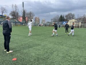 Банско — Септември (Симитли): местно дерби от 25-ия кръг Септември (Симитли) гостува на Банско в местно дерби от 25-ия кръг на Югозападната Трета лига. Двубоят е в събота, 28-ми март, от 15:00 часа. "Белите" прекъснаха серията си от три мача за осем дни с победа над Пирин (Гоце Делчев) на свой терен, но към предстоящата среща пристигат с редица кадрови проблеми. Слави Косов е наказан, след като получи петия си жълт картон, а няколко футболисти са контузени — сред тях са Симеон Димитров, Илиан Петров и Владислав Николов. В двубоя с Пирин и Добромир Панчаревски бе принудително заменен в края на първата част. Домакините ще излязат мотивирани, тъй като са в серия от незадоволителни резултати, но септемврийци трудно ще се предадат — тимът показва видимо израстване през пролетния дял на сезона. По-рано през сезона двата тима завършиха 0:0 в мача в Симитли.